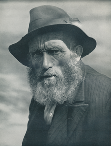 716607 Portret van een man met baard en hoed, vermoedelijk in de Jordaan te Amsterdam